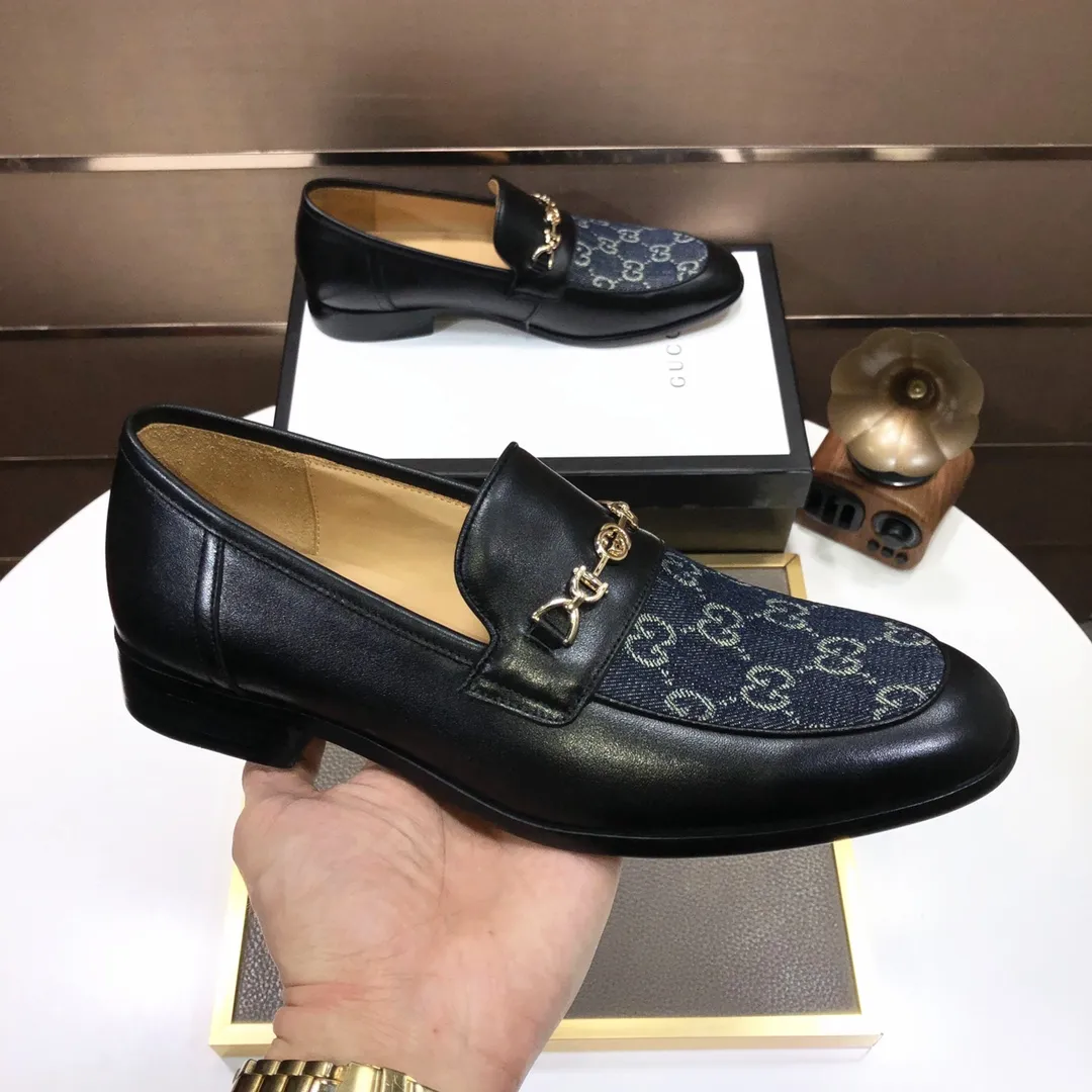 Factory batch 500💰Italy’s top luxury men’s shoe giant (GUCCI) (Gucci) (full cowhide lining) new arrival🍃Original European style🔰 Pleasant to the eye😍In order to make the shoes more durable and non-deformable🌀The production continues to follow traditional methods but there is still no lack of innovation💪The original sheepskin is selected for the leather♻️Smooth, natural and extra bright⭐Made of imported cowhide The rich man’s first choice 38-45 (45 customized)